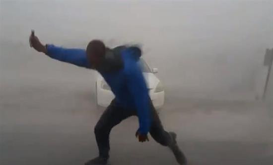 Απίστευτο βίντεο: «Κυνηγός καταιγίδων» μετράει την ταχύτητα του κυκλώνα Ίρμα!